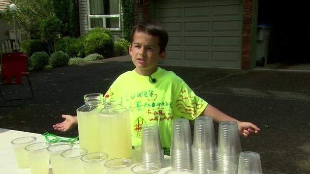 Πιτσιρίκος πουλάει λεμονάδες και ποπ κορν για να βοηθήσει την καρκινοπαθή μητέρα του [εικόνα & βίντεο] | iefimerida.gr 0