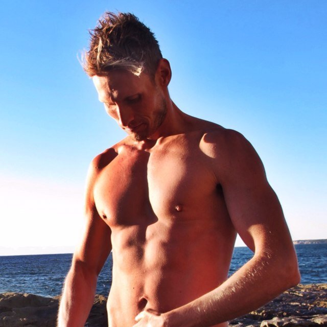 Εκτός από τον Μπραντ Πιτ και αυτός ο ξανθός Αυστραλός βλέπει την Ατζελίνα Τζολί να ιδρώνει [εικόνες]  | iefimerida.gr 0