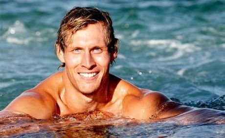 Εκτός από τον Μπραντ Πιτ και αυτός ο ξανθός Αυστραλός βλέπει την Ατζελίνα Τζολί να ιδρώνει [εικόνες]  | iefimerida.gr 1