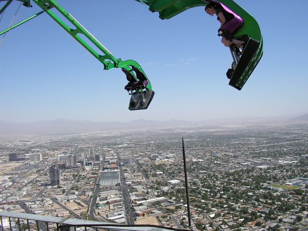Στην κορυφή ουρανοξύστη βρίσκεται το ψηλότερο Λούνα Παρκ του κόσμου [εικόνες + βίντεο] | iefimerida.gr 2