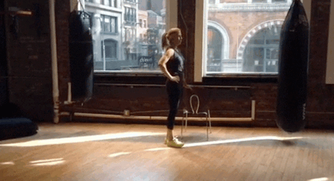 Με αυτές τις ασκήσεις σε τέσσερις εβδομάδες θα φορέσετε τις πιο τολμηρές φούστες -Πόδια σαν της Τζολί [gif] | iefimerida.gr 4