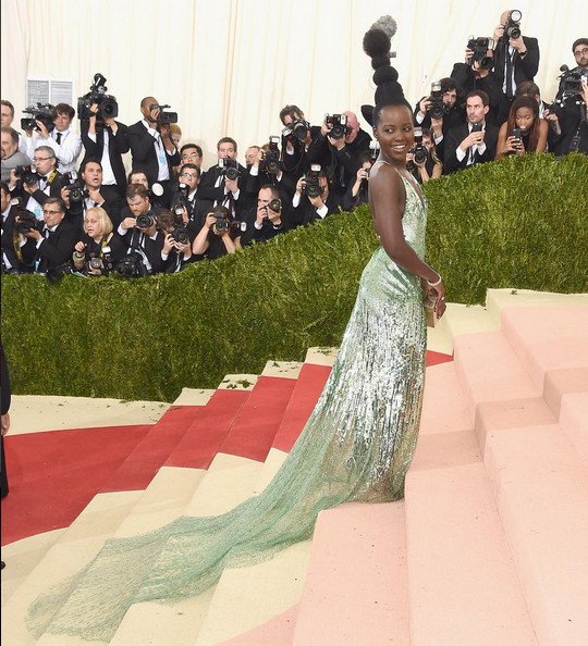 Είναι η Λουπίτα Νιόγκο η νέα Οντρεϊ Χέπμπορν; Γιατί την σύγκριναν όλοι [εικόνες] | iefimerida.gr 0