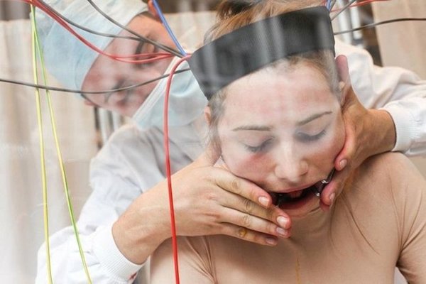 Βασάνιζε γυναίκα δέκα ώρες μπροστά σε βιτρίνα -Η καμπάνια που σόκαρε τους περαστικούς [εικόνες] | iefimerida.gr 0