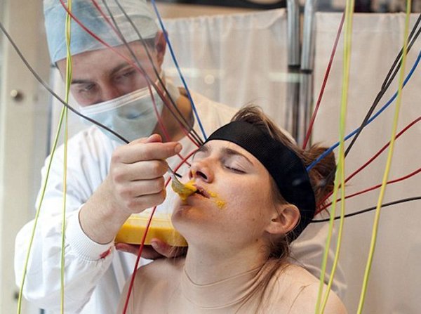 Βασάνιζε γυναίκα δέκα ώρες μπροστά σε βιτρίνα -Η καμπάνια που σόκαρε τους περαστικούς [εικόνες] | iefimerida.gr 1