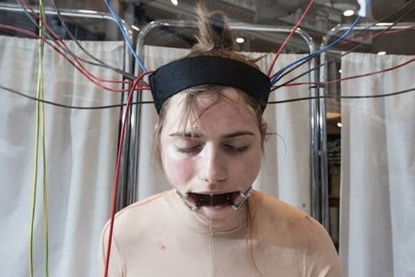 Βασάνιζε γυναίκα δέκα ώρες μπροστά σε βιτρίνα -Η καμπάνια που σόκαρε τους περαστικούς [εικόνες] | iefimerida.gr 3