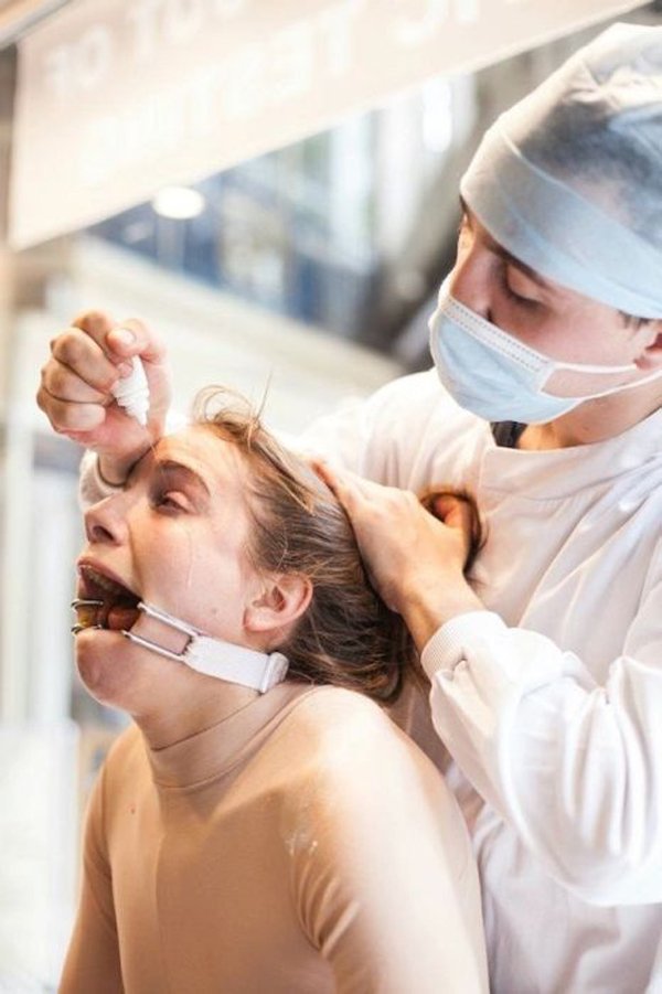 Βασάνιζε γυναίκα δέκα ώρες μπροστά σε βιτρίνα -Η καμπάνια που σόκαρε τους περαστικούς [εικόνες] | iefimerida.gr 5