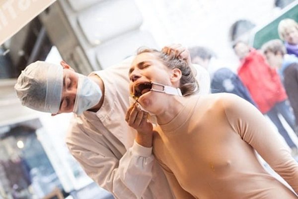 Βασάνιζε γυναίκα δέκα ώρες μπροστά σε βιτρίνα -Η καμπάνια που σόκαρε τους περαστικούς [εικόνες] | iefimerida.gr 6