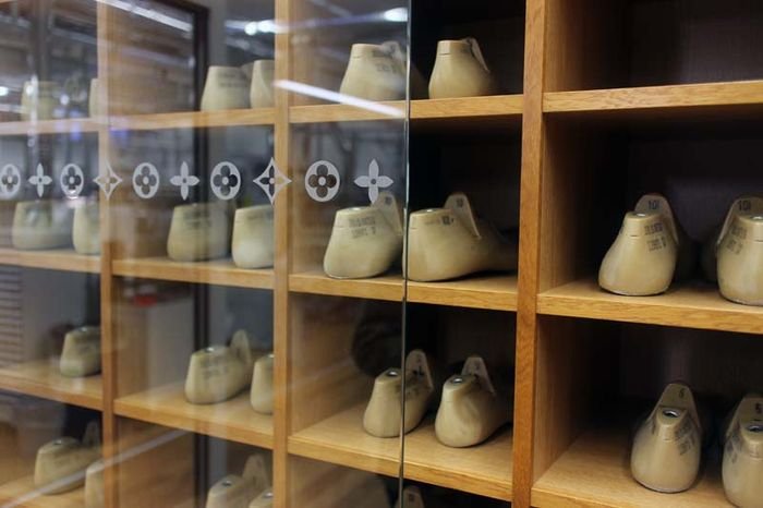 Γιατί τα χειροποίητα παπούτσια Louis Vuitton είναι τόσο ακριβά; - Το βίντεο με τον τρόπο κατασκευής δίνει την απάντηση [βίντεο]  | iefimerida.gr 1