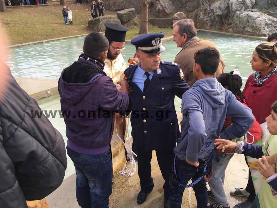 Πιάστηκαν στα χέρια δύο άνδρες στα Φάρσαλα για τον... Σταυρό – Τους χώρισε αστυνομικός [εικόνες] | iefimerida.gr 1