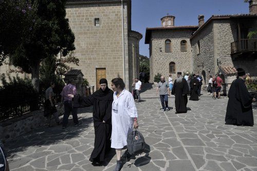 Στα Μετέωρα η Κονιόρδου για τις δραστηριότητες εντός ιερού χώρου [εικόνες] | iefimerida.gr 2