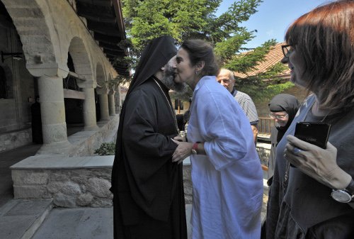 Στα Μετέωρα η Κονιόρδου για τις δραστηριότητες εντός ιερού χώρου [εικόνες] | iefimerida.gr 3