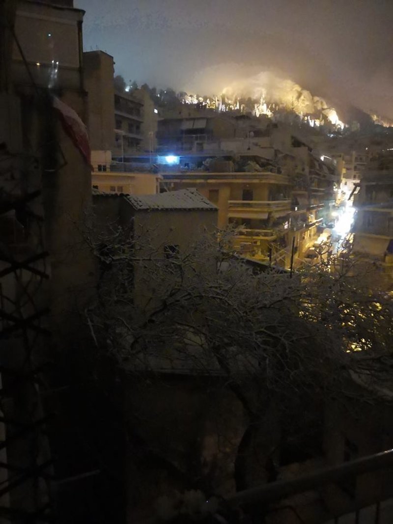 Η στιγμή κορύφωσης της χιονόπτωσης στον Λυκαβηττό, τα ξημερώματα / Φωτογραφία: Facebook/Takis Ritsos
