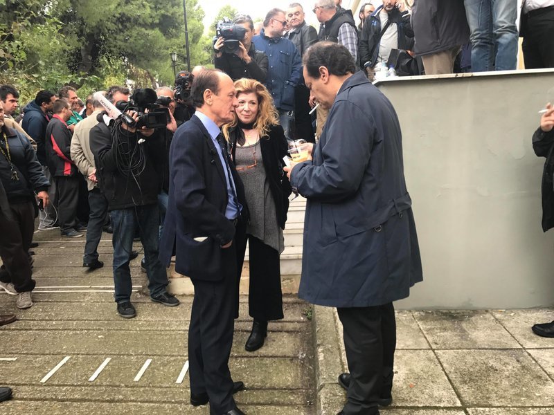Με καφέ και τσιγάρο ο Χρήστος Σπίρτζης παρέα με τον Θύμιο Λυμπερόπουλο