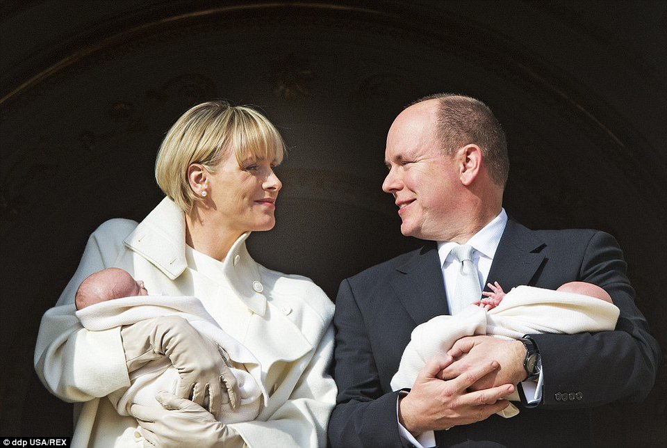 Γκαμπριέλα και Ζακ: Η πρώτη δημόσια εμφάνιση των πριγκιπικών διδύμων του Μονακό [εικόνες]  | iefimerida.gr 0