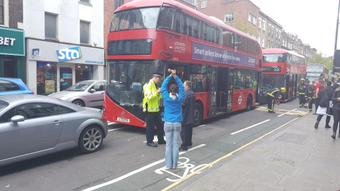 Οταν μια Μερσεντές γίνεται «χαλκομανία» ανάμεσα σε δύο διώροφα λεωφορεία στο Λονδίνο [εικόνες] | iefimerida.gr 3