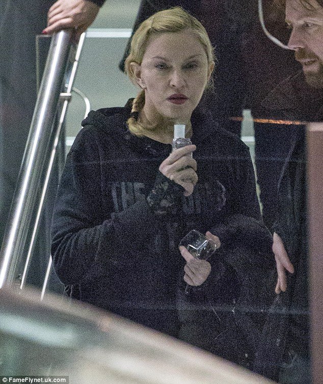 Ποιο είναι εκείνο το κορίτσι; Αγνώριστη, άβαφη και κουρασμένη η Μαντόνα [εικόνες]  | iefimerida.gr 3