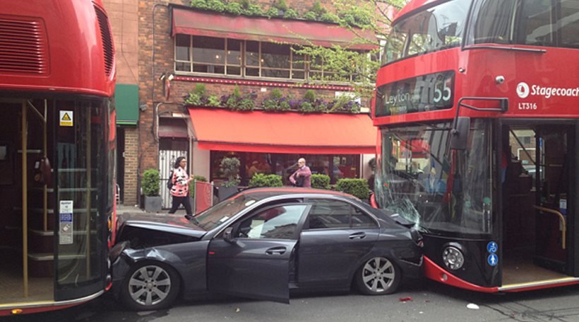 Οταν μια Μερσεντές γίνεται «χαλκομανία» ανάμεσα σε δύο διώροφα λεωφορεία στο Λονδίνο [εικόνες] | iefimerida.gr 1