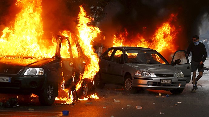 Σφοδρές συγκρούσεις αστυνομίας-διαδηλωτών στο Μιλάνο: Πυρπόλησαν αυτοκίνητα, τράπεζες και μαγαζιά [εικόνες & βίντεο]  | iefimerida.gr 1
