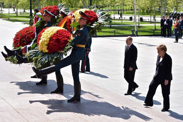 Κρεμλίνο: H Μέρκελ τίμησε τη μνήμη των νεκρών του Β΄Παγκόσμιου Πολέμου [εικόνες] | iefimerida.gr 0