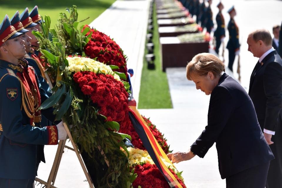 Κρεμλίνο: H Μέρκελ τίμησε τη μνήμη των νεκρών του Β΄Παγκόσμιου Πολέμου [εικόνες] | iefimerida.gr 1