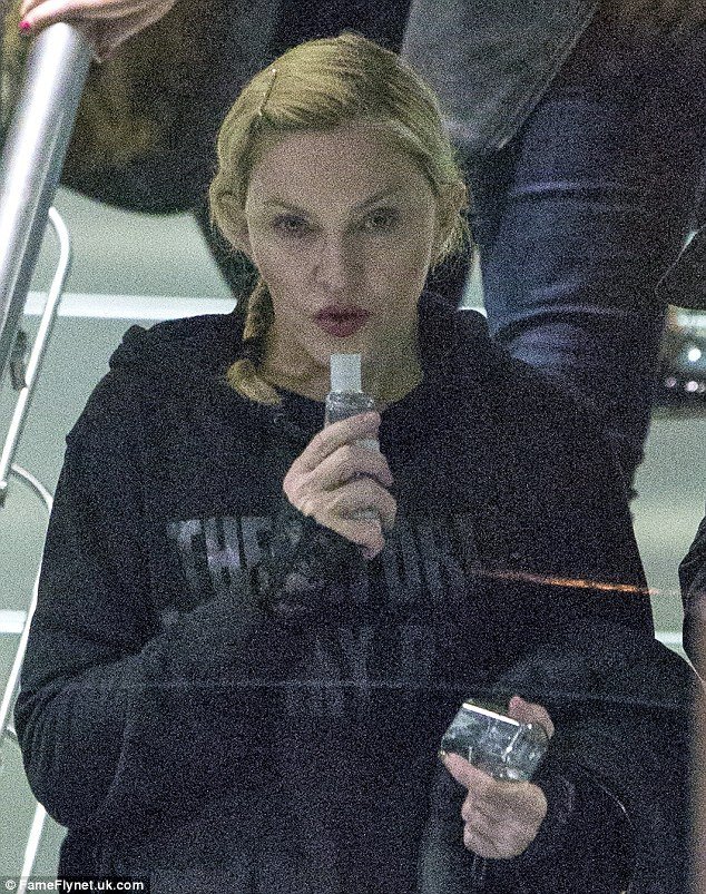 Ποιο είναι εκείνο το κορίτσι; Αγνώριστη, άβαφη και κουρασμένη η Μαντόνα [εικόνες]  | iefimerida.gr 2