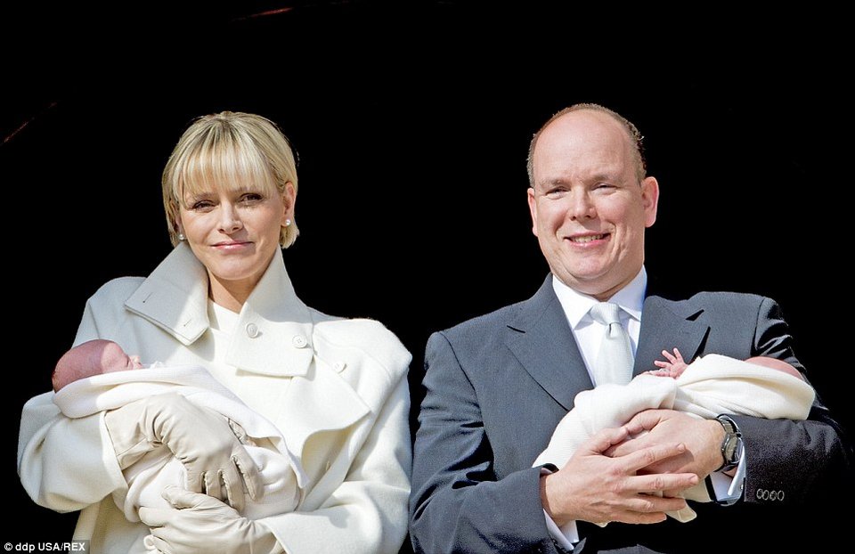 Γκαμπριέλα και Ζακ: Η πρώτη δημόσια εμφάνιση των πριγκιπικών διδύμων του Μονακό [εικόνες]  | iefimerida.gr 2