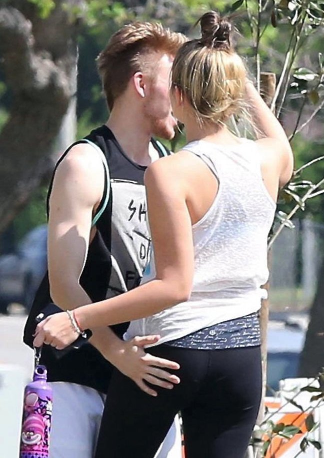 Η μικρή κόρη του Μάικλ Τζάκσον μεγάλωσε και φλερτάρει [εικόνες]  | iefimerida.gr 2