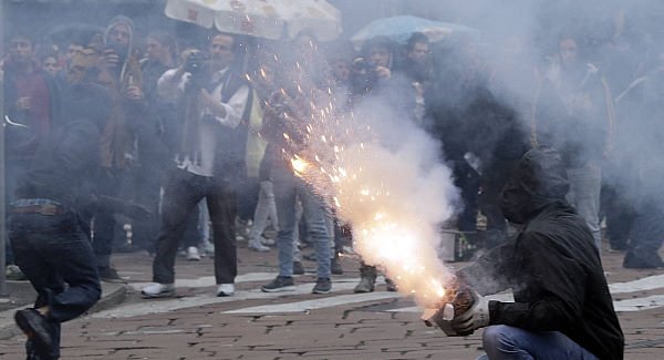 Σφοδρές συγκρούσεις αστυνομίας-διαδηλωτών στο Μιλάνο: Πυρπόλησαν αυτοκίνητα, τράπεζες και μαγαζιά [εικόνες & βίντεο]  | iefimerida.gr 2