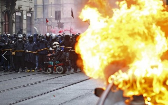 Σφοδρές συγκρούσεις αστυνομίας-διαδηλωτών στο Μιλάνο: Πυρπόλησαν αυτοκίνητα, τράπεζες και μαγαζιά [εικόνες & βίντεο]  | iefimerida.gr 4