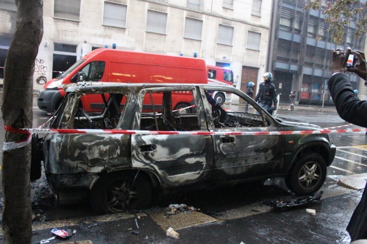 Σφοδρές συγκρούσεις αστυνομίας-διαδηλωτών στο Μιλάνο: Πυρπόλησαν αυτοκίνητα, τράπεζες και μαγαζιά [εικόνες & βίντεο]  | iefimerida.gr 7