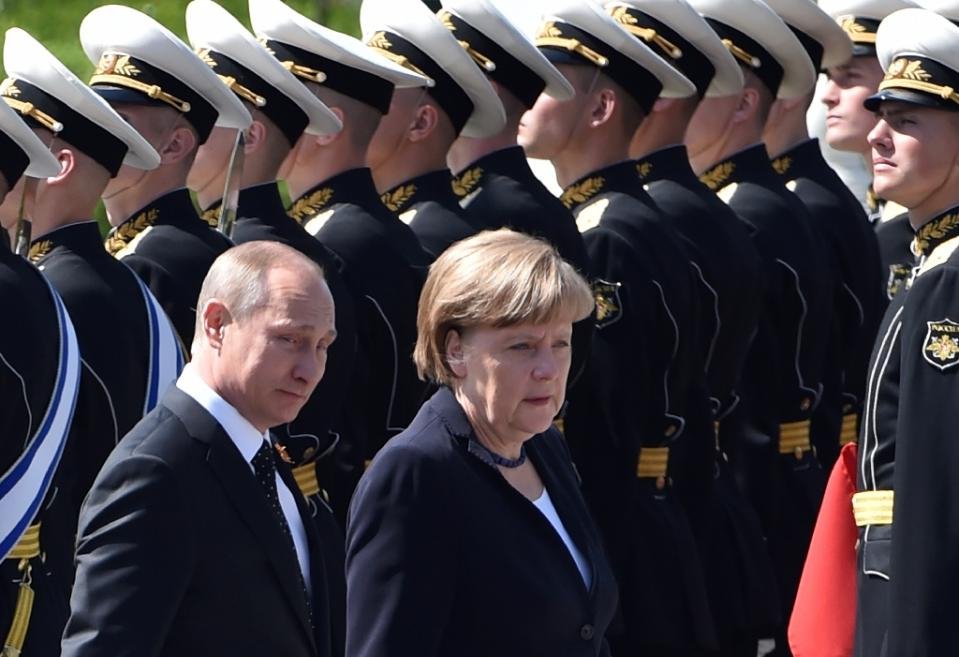 Κρεμλίνο: H Μέρκελ τίμησε τη μνήμη των νεκρών του Β΄Παγκόσμιου Πολέμου [εικόνες] | iefimerida.gr 3