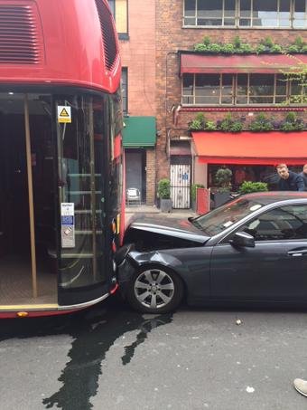 Οταν μια Μερσεντές γίνεται «χαλκομανία» ανάμεσα σε δύο διώροφα λεωφορεία στο Λονδίνο [εικόνες] | iefimerida.gr 2