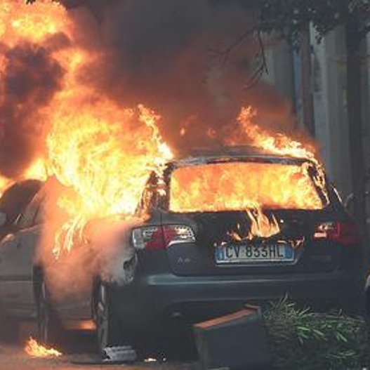 Σφοδρές συγκρούσεις αστυνομίας-διαδηλωτών στο Μιλάνο: Πυρπόλησαν αυτοκίνητα, τράπεζες και μαγαζιά [εικόνες & βίντεο]  | iefimerida.gr 6