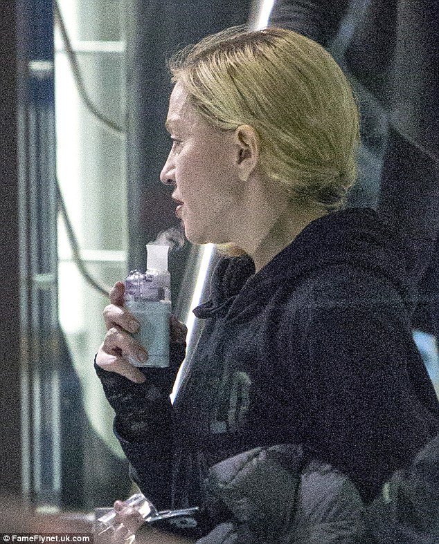 Ποιο είναι εκείνο το κορίτσι; Αγνώριστη, άβαφη και κουρασμένη η Μαντόνα [εικόνες]  | iefimerida.gr 1