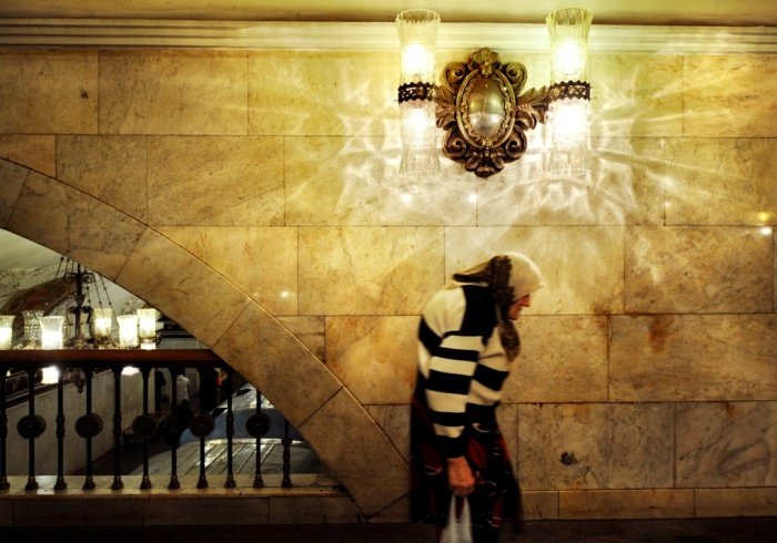 Μετρό-υπόγειο ανάκτορο: Πολυέλαιοι και έργα τέχνης -Σταθμοί τρένου μαγεία στη Μόσχα [εικόνες] | iefimerida.gr 7