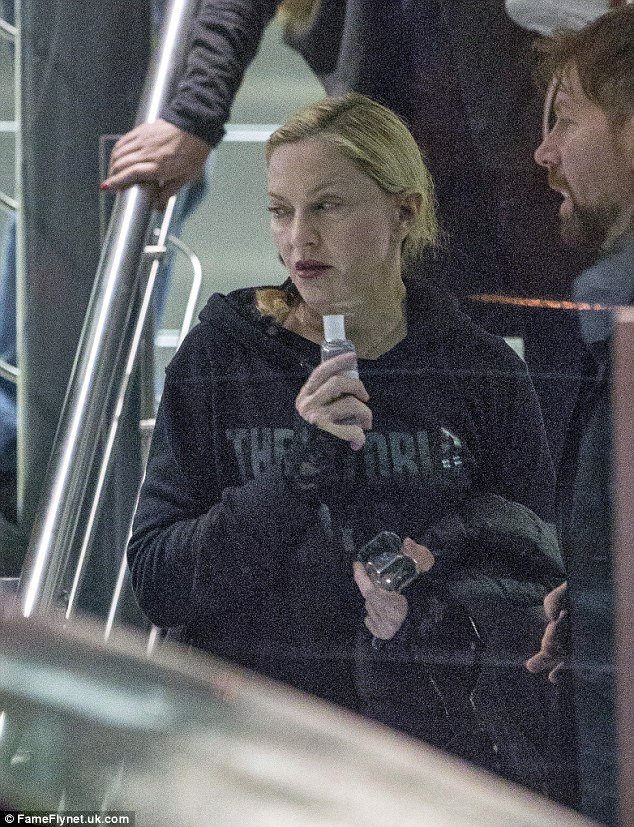 Ποιο είναι εκείνο το κορίτσι; Αγνώριστη, άβαφη και κουρασμένη η Μαντόνα [εικόνες]  | iefimerida.gr 0