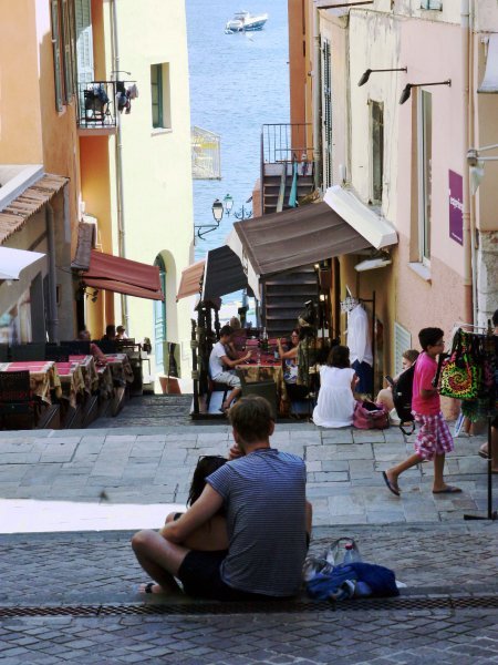 Σ' αυτό το χωριό στη νότια Γαλλία αποσύρονται οι γηρασμένοι σταρ - Σε ταπεινές βίλες 100.000 ευρώ την εβδομάδα [εικόνες] | iefimerida.gr 1