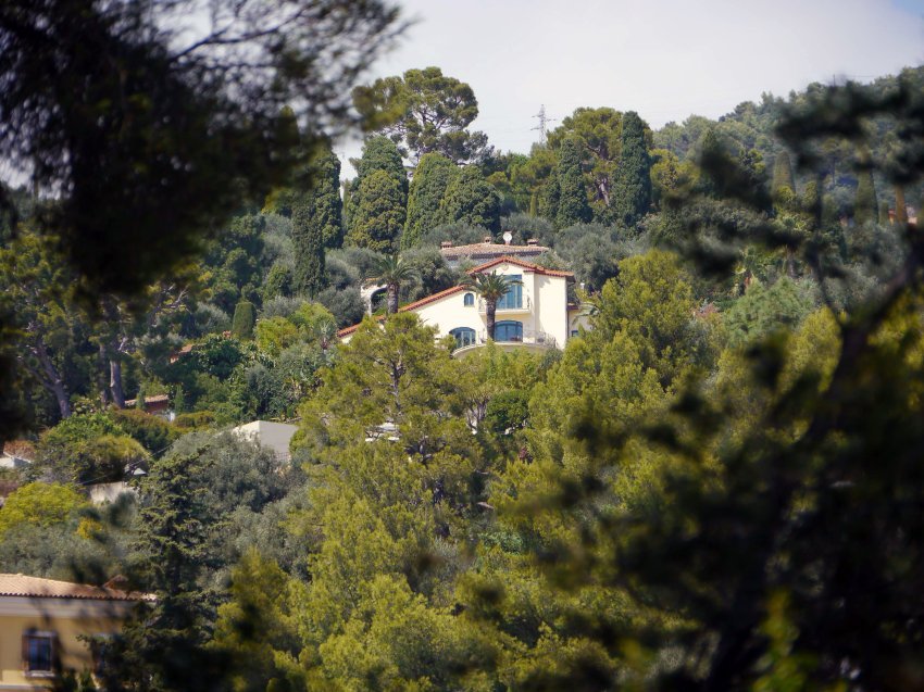 Σ' αυτό το χωριό στη νότια Γαλλία αποσύρονται οι γηρασμένοι σταρ - Σε ταπεινές βίλες 100.000 ευρώ την εβδομάδα [εικόνες] | iefimerida.gr 2