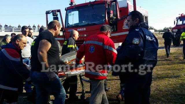 Νταλίκα έπεσε από γέφυρα στην εθνική οδό -Απεγκλωβίστηκε ο οδηγός [εικόνες] | iefimerida.gr 7