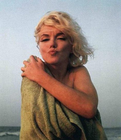 Η «αιώνια» Marilyn Monroe: Ξέγνοιαστη και παιχνιδιάρα σε συγκλονιστική φωτογράφιση έναν μήνα πριν πεθάνει [εικόνες] | iefimerida.gr 1