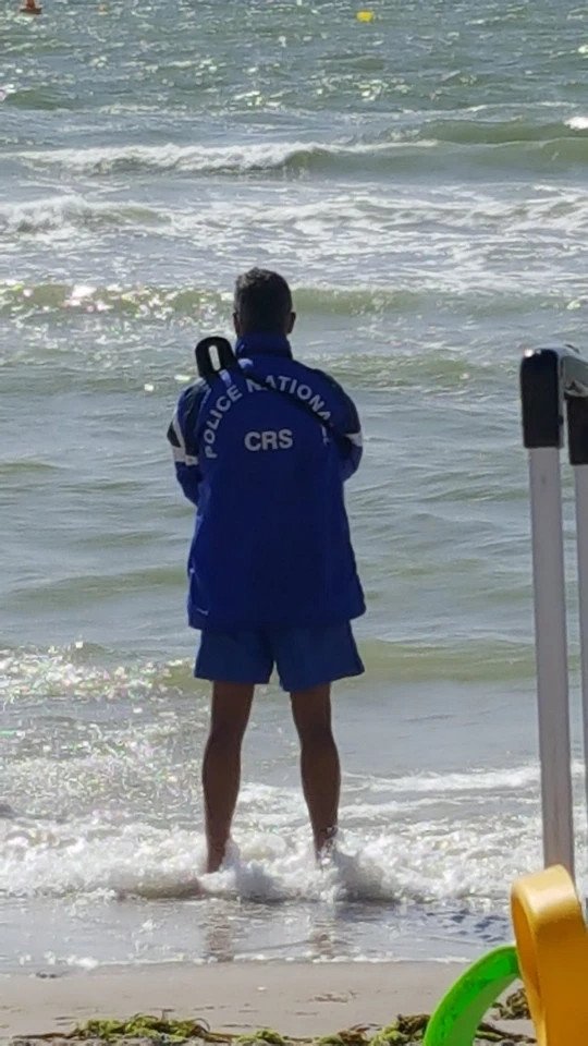 Κομάντο με αυτόματα όπλα και στρατιώτες με μαγιό στις παραλίες της Γαλλίας ψάχνουν για τζιχαντιστές [εικόνες] | iefimerida.gr 3