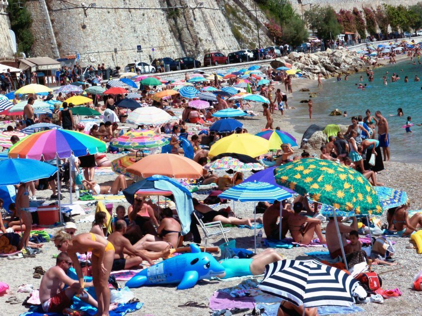 Σ' αυτό το χωριό στη νότια Γαλλία αποσύρονται οι γηρασμένοι σταρ - Σε ταπεινές βίλες 100.000 ευρώ την εβδομάδα [εικόνες] | iefimerida.gr 3