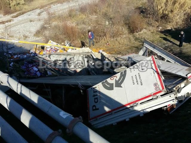 Νταλίκα έπεσε από γέφυρα στην εθνική οδό -Απεγκλωβίστηκε ο οδηγός [εικόνες] | iefimerida.gr 6