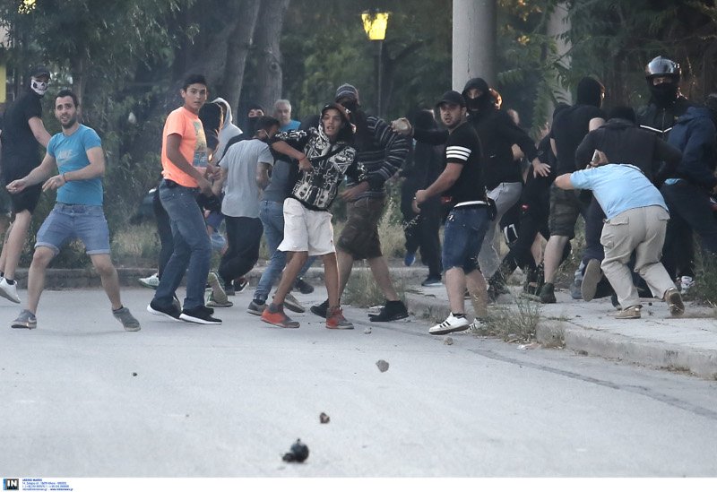 Η κατάσταση στο Μενίδι έχει ξεφύγει: Μολότοφ, δακρυγόνα & ένοπλες περιπολίες! | iefimerida.gr 7