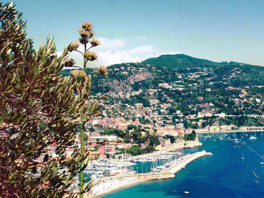 Σ' αυτό το χωριό στη νότια Γαλλία αποσύρονται οι γηρασμένοι σταρ - Σε ταπεινές βίλες 100.000 ευρώ την εβδομάδα [εικόνες] | iefimerida.gr 4