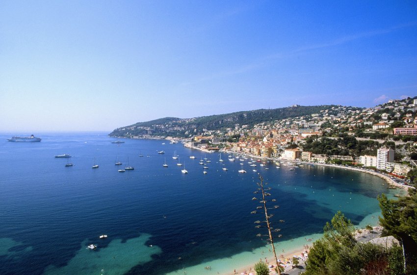 Σ' αυτό το χωριό στη νότια Γαλλία αποσύρονται οι γηρασμένοι σταρ - Σε ταπεινές βίλες 100.000 ευρώ την εβδομάδα [εικόνες] | iefimerida.gr 0