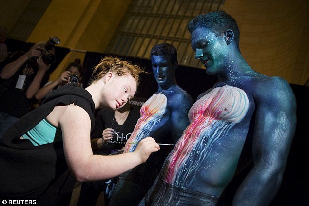 Η ξεχωριστή Μαντλίν: Η 18χρονη με το σύνδρομο Ντάουν περπάτησε σε πασαρέλα [εικόνες]  | iefimerida.gr 1