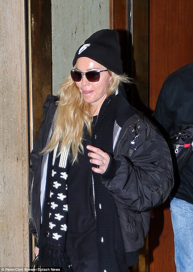 Η Μαντόνα όπως δεν την έχετε ξαναδεί: Στους δρόμους με κάλτσα και παντόφλα [εικόνες]  | iefimerida.gr 0