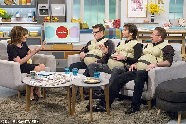 Τρεις μπαμπάδες με στολές εγκυμοσύνης 15 κιλών βιώνουν τον  ένατο μήνα κύησης [εικόνες] | iefimerida.gr 0