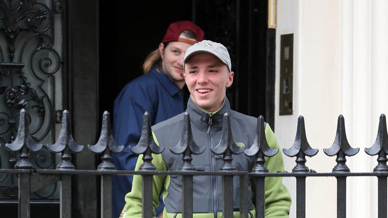 Ο Γκάι Ρίτσι έστειλε τον Ρόκο στη μαμά του -Η συνάντηση με τη Μαντόνα στο Λονδίνο [εικόνες]  | iefimerida.gr 0